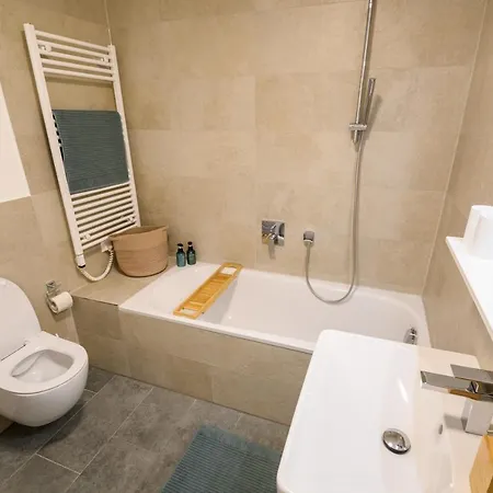 Orangehome: Waldlichtung - Zentral Zwischen Therme Und Stadtmitte Apartment *
